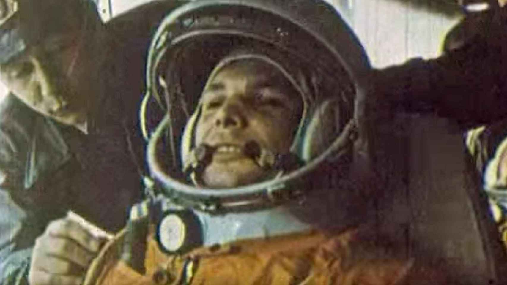 El cosmonauta soviético Yuri Gagarin, en 1961, preparándose para realizar el primer viaje de un ser humano al espacio exterior.
