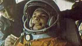 El cosmonauta soviético Yuri Gagarin, en 1961, preparándose para realizar el primer viaje de un ser humano al espacio exterior.