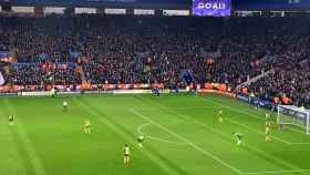 Los aficionados del Leicester City, celebrando el gol de Ulloa que les dio la victoria frente al Norwich City.