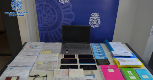 La Policía Nacional interviene móviles, pasaportes y dinero en efectivo, entre otras cosas / POLICIA