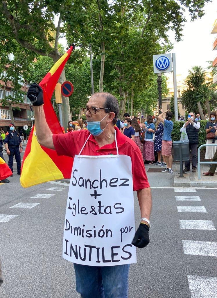 Uno de los manifestantes que pedía la dimisión de Sánchez / EB