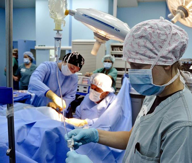 Imagen de un equipo médico realizando una cirugía / PIXABAY