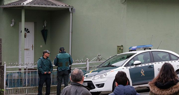 La casa custodiada por la Guardia Civil en la que vivían 'El Chicle', presunto autor de la muerte de Diana Quer, con su mujer / EFE