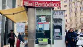 Un quiosco de prensa en Barcelona, donde podría venderse café y comida envasada, lo que la restauración considera competencia desleal / CEDIDA