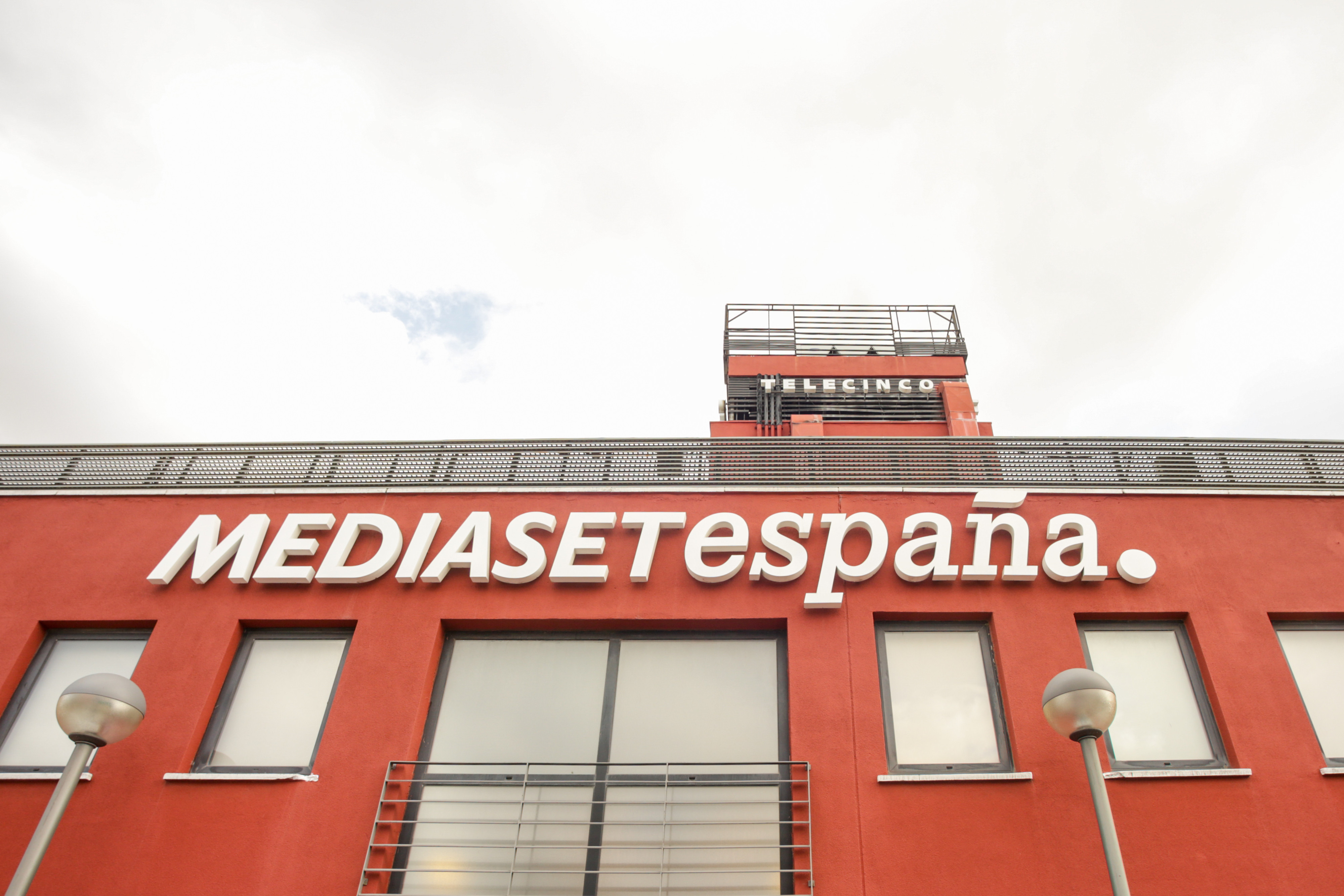 Cartel de Mediaset España en la Sede de Telecinco / Ricardo Rubio - EUROPA PRESS