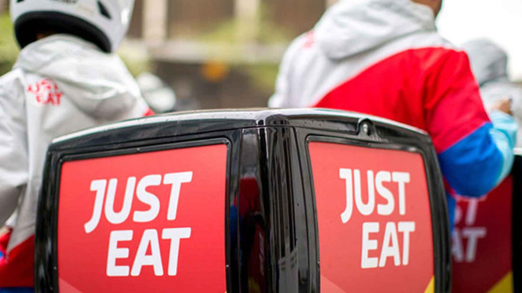 Dos repartidores de Just Eat, rival en el reparto de comida a domicilio de Glovo, Deliveroo y Uber Eats / CG