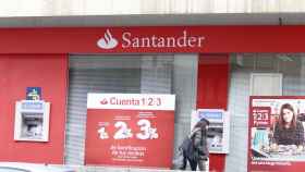 Entrada de una oficina del Banco Santander / EP
