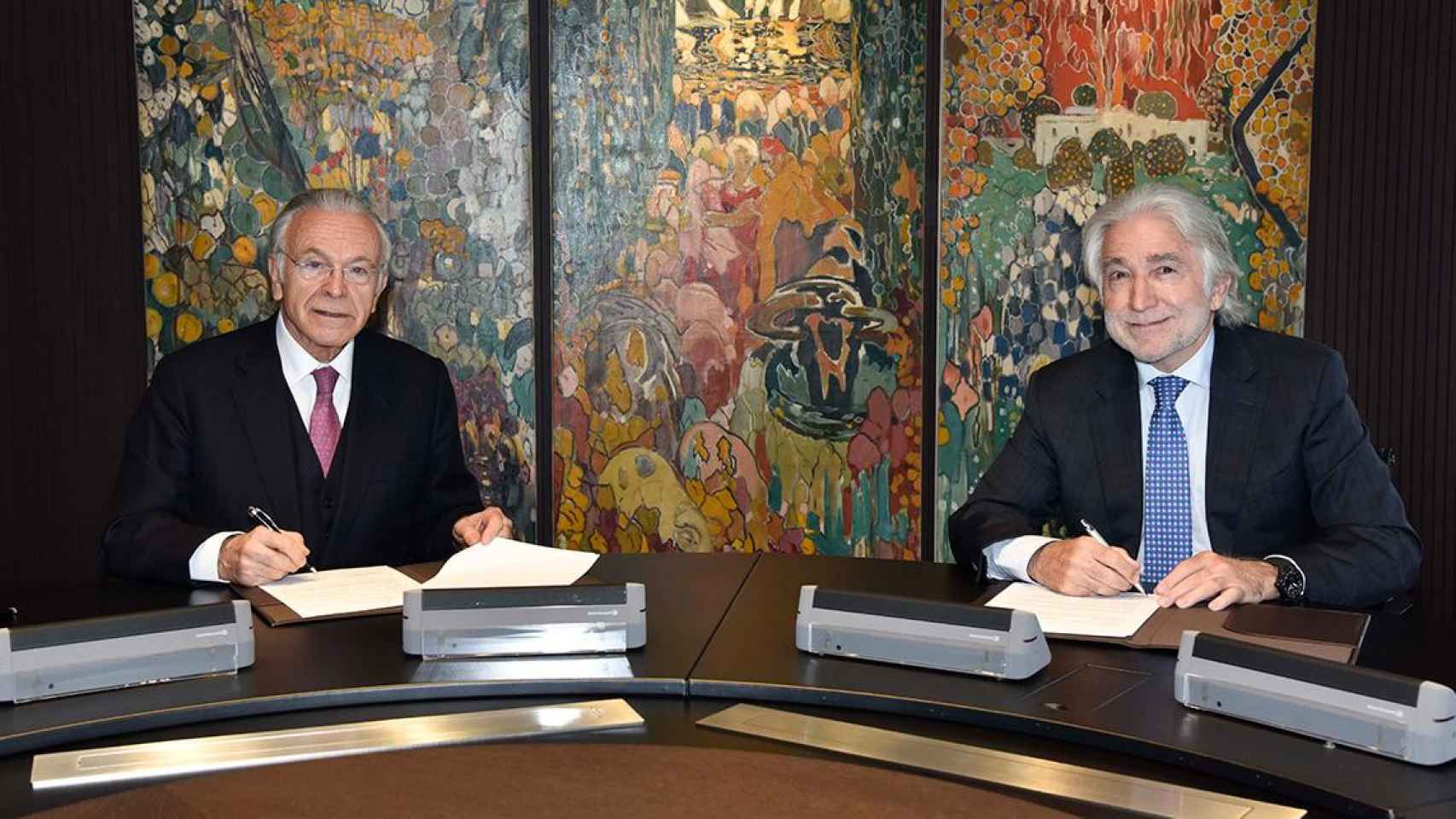 El presidente de la Fundació ”la Caixa”, Isidre Fainé, y el de Foment del Treball, Josep Sánchez Llibre, durante la firma del convenio sobre responsabilidad social empresarial / FOMENT
