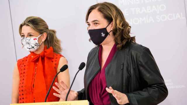 Ada Colau (d), alcaldesa de Barcelona, con la vicepresidenta Yolanda Díaz (i) esta semana / EP