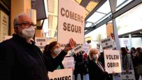 Pequeños comerciantes protestan en La Maquinista por las restricciones que les impiden abrir / CG