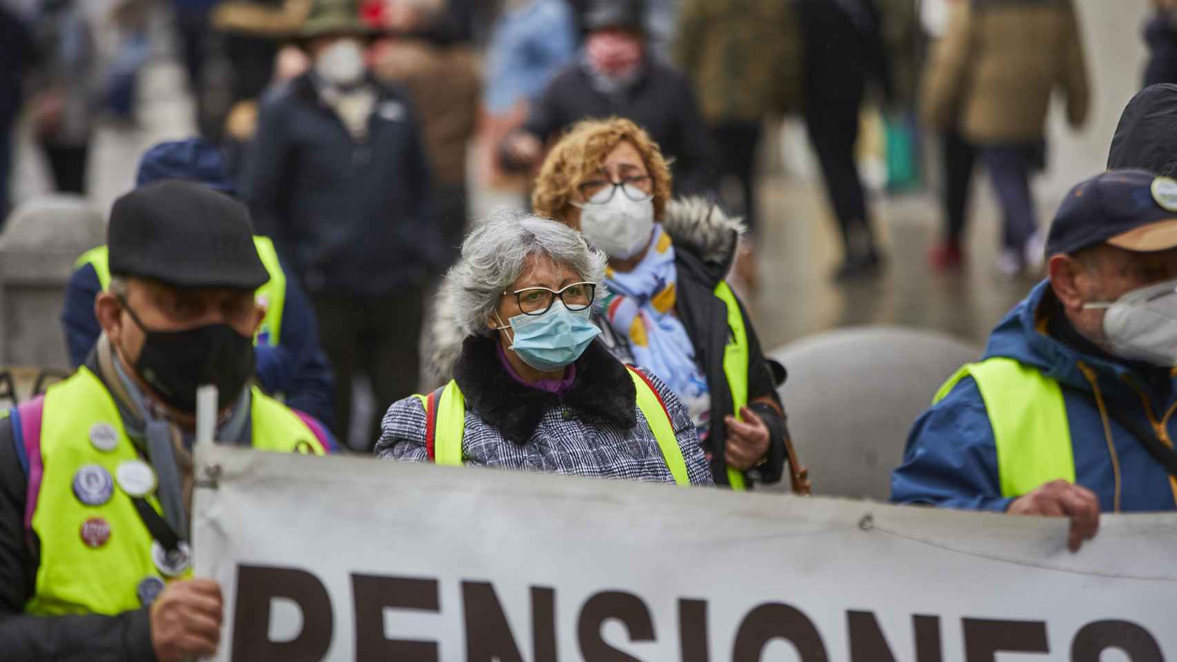 Varias personas se manifiestan contra la reforma de las pensiones en imagen de archivo / EP