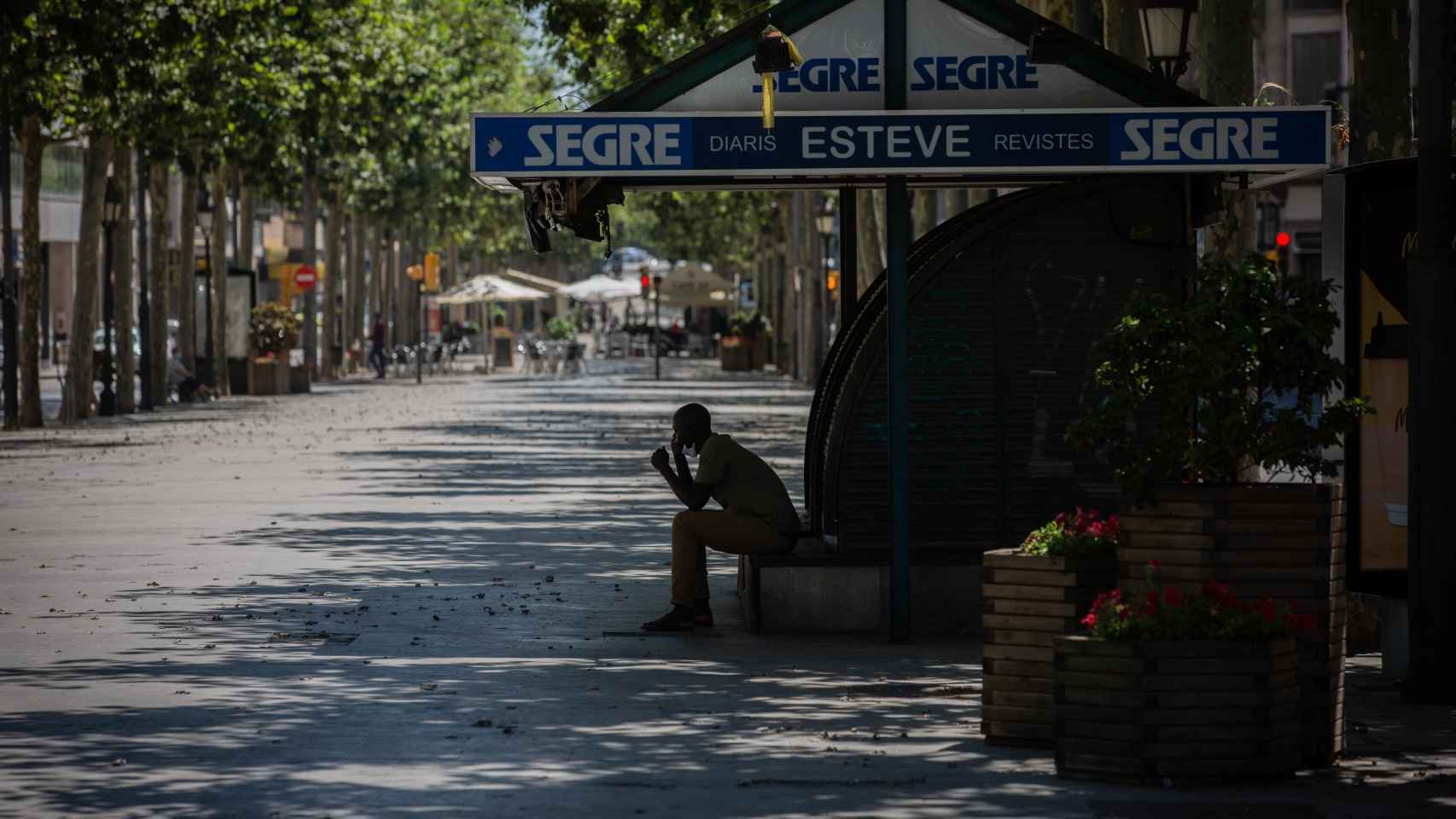 Un hombre sentado en una calle de Lleida / EUROPA PRESS