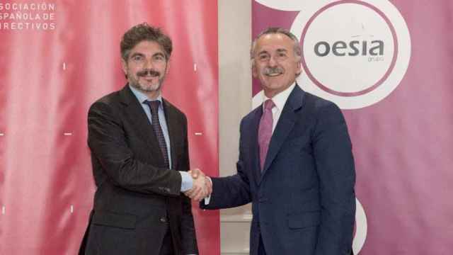 El director general de AED, Xavier Gangonells (i) y Luis Furnells, presidente ejecutivo del Grupo Oesía / AED