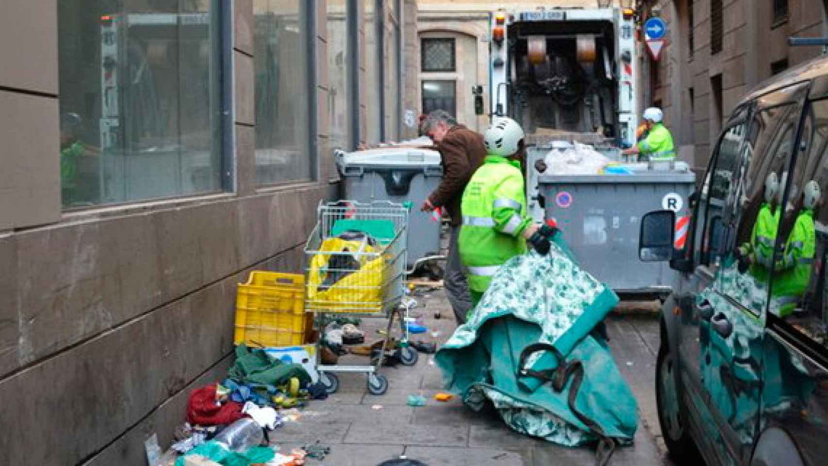 Imagen de un camión de recogida de basuras en el Raval de Barcelona / CG