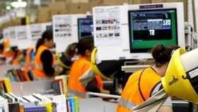 Varias trabajadoras en una de las plataformas logísticas que Amazon tiene situadas en España, como el centro 'Prime Now' en el centro de Barcelona / EFE