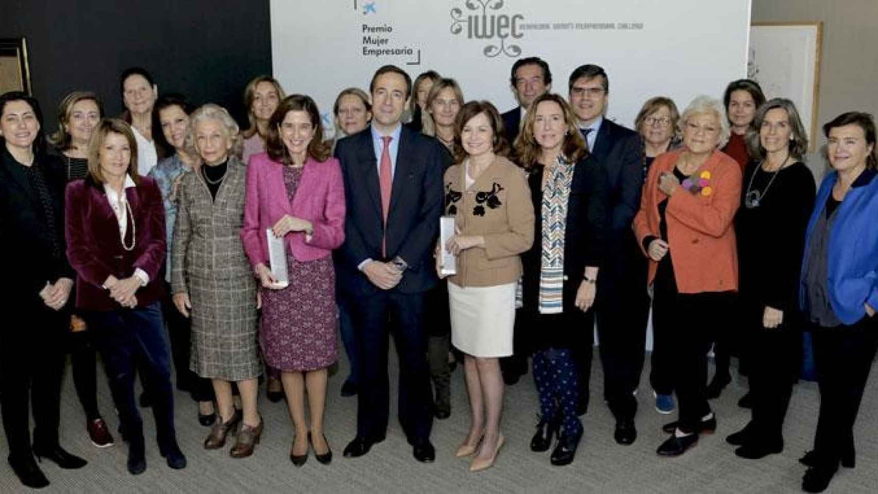 El consejero delegado de Caixabank, Gonzalo Gortázar (c), con las finalistas del Premio Mujer Empresaria / CAIXABANK