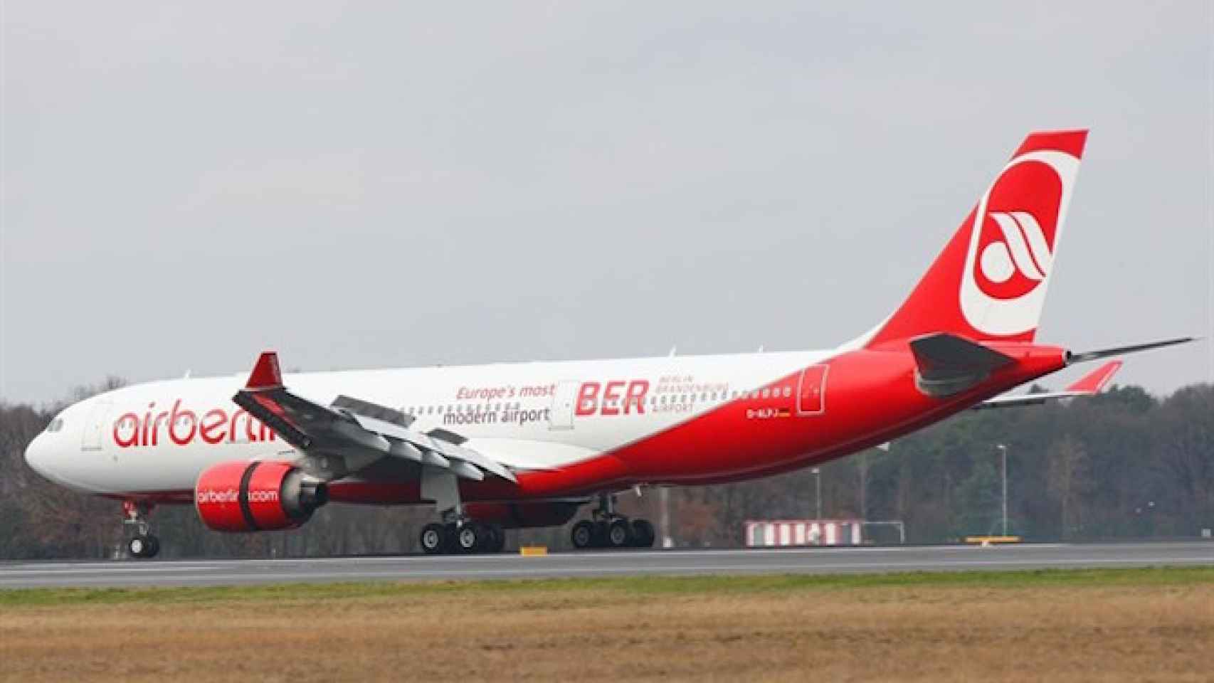 Un avión de Air Berlín en el Aeropuerto de Barcelona-El Prat / CG