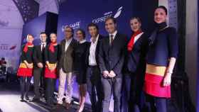 Los uniformes de la plantilla femenina y masculina de Iberia Express / EFE