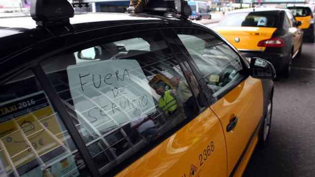Un taxi con un cartel de 'Fuera de servicio' en el aeropuerto de Barcelona / EFE