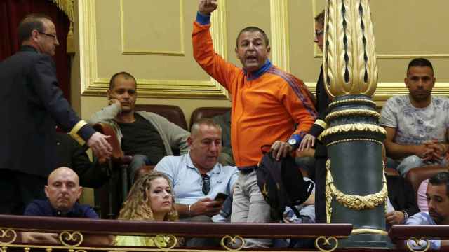 Un estibador es desalojado de la tribuna del Congreso de los Diputados durante el Pleno en el que se ha convalidado el decreto que reforma la estiba española / EFE