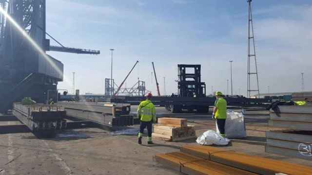 Estibadores en un puerto español / EUROPA PRESS