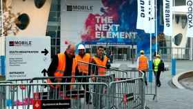 Un grupo de operarios trabaja en dejar a punto Fira Gran Vía para el Mobile World Congress / EFE