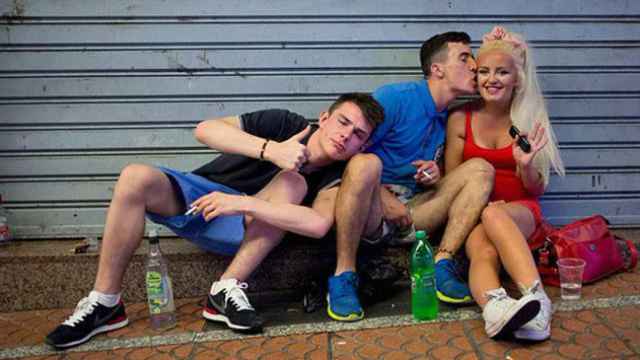 Tres turistas ebrios en la pedanía turística de Magaluf, en Mallorca / EFE