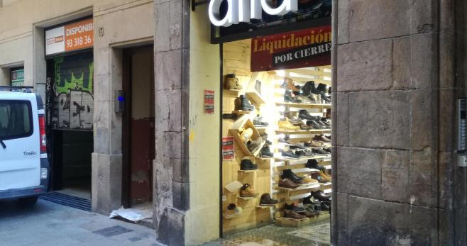 Una zapatería del centro de Barcelona cuelga el cartel de liquidación por culpa del Covid-19 / CG