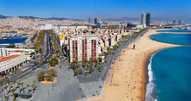 Imagen aérea de las playas de Barcelona, con el Hotel Arts y la Torre Mapfre al fondo / CG