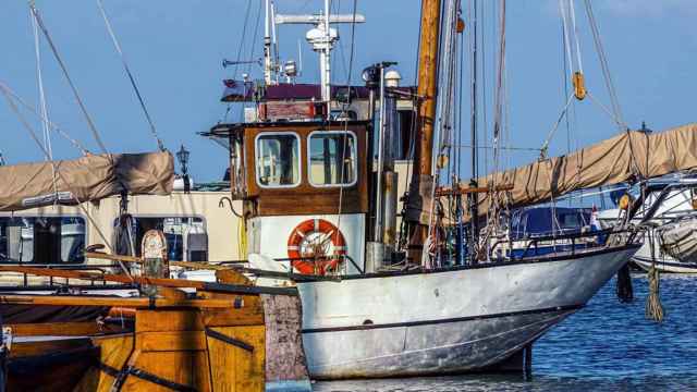 Barco de pesca en un puerto de Cataluña / PIXABAY