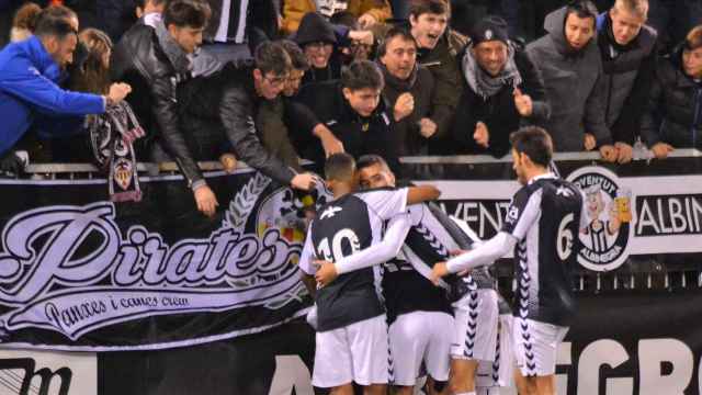 Jugadores del CD Castellón celebrando uno de sus goles con su hinchada / CDCASTELLON.COM