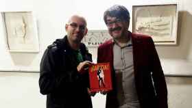 El dibujante Luis Buistos y el guionista Santiago García, con su cómic