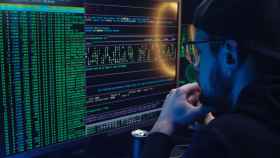Un programador lee el código de un programa en un ordenador / MIKHAIL NILOV - PEXELS