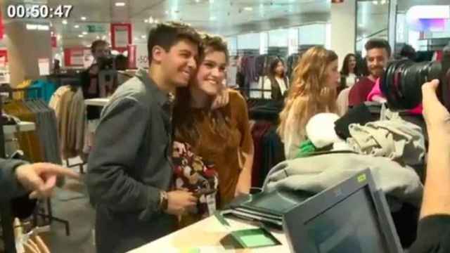 Los 'triunfitos' Amaia y Alfred posan en El Corte Ingles / CD