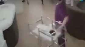 La enfermera momentos antes de tirar el bebé