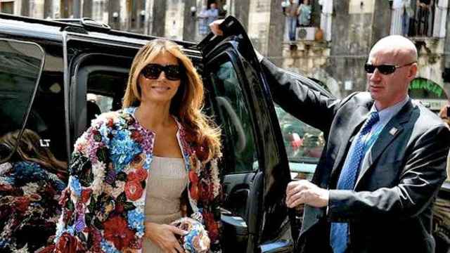 Melania Trump en su llegada a la reunión de las esposas del G7 en Catania con el abrigo de la polémica / CG