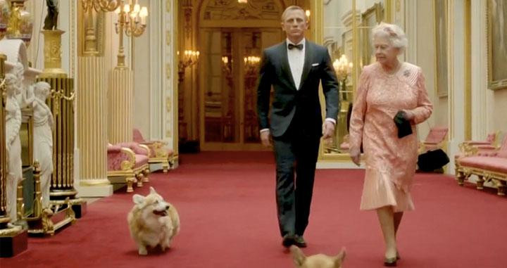 La Reina de Inglaterra junto a James Bond y sus perros en la inauguración de los Juegos Olímpicos de Londres / EFE