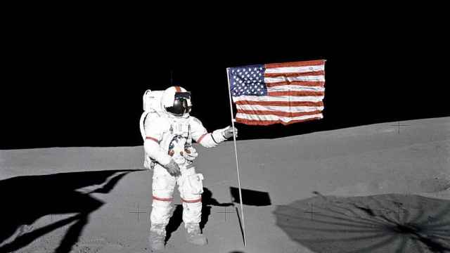 Alan Shepard planta la bandera de los Estados Unidos en la Luna / WIKIPEDIA