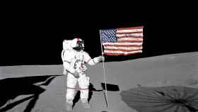 Alan Shepard planta la bandera de los Estados Unidos en la Luna / WIKIPEDIA