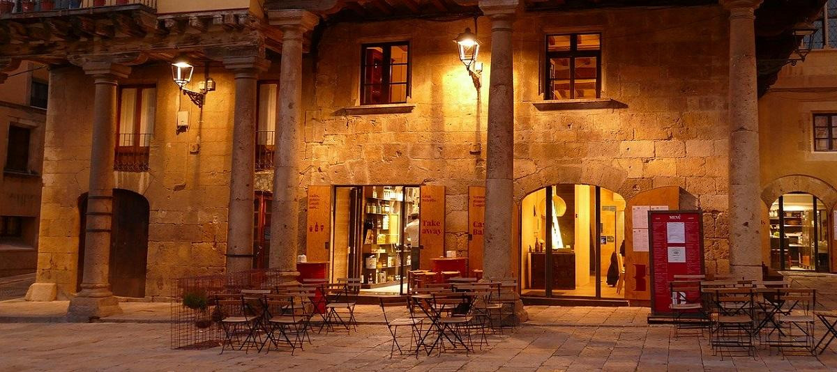 Uno de los restaurantes con terraza en Tarragona / Eveline de Bruin EN PIXABAY