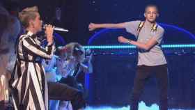 'Niño mochila' bailando el swish swish de moda junto a Katy Perry