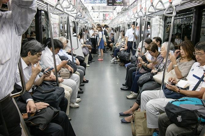 Japoneses en el metro de Tokio / moritzklassen EN PIXABAY