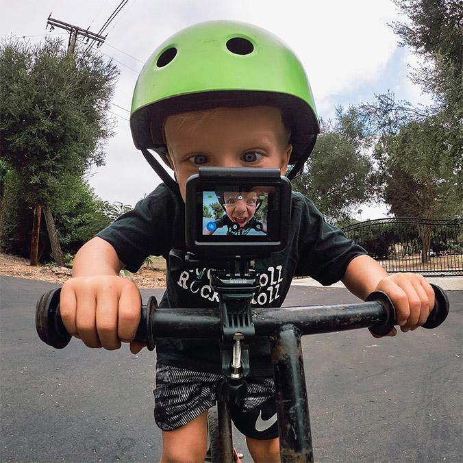 Un niño grabando un vídeo con su cámara deportiva / GOPRO