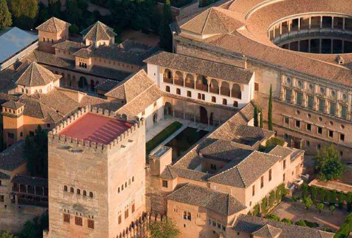 Vista áerea de la Alhambra de Granada al atardecer / ALHAMBRA