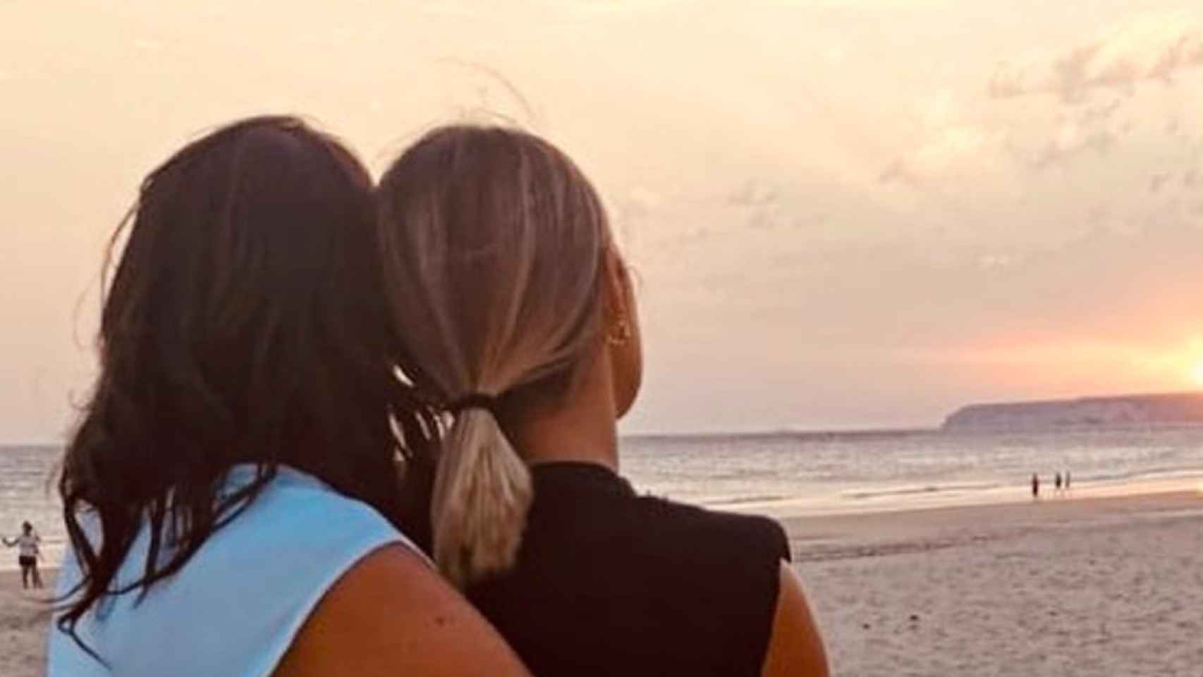 Paz Padilla despide a su marido en la playa abrazada a su hija Ana Ferrer / INSTAGRAM
