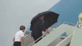Donald Trump camina cubierto por un paraguas sin tener en cuenta a su mujer e hijo