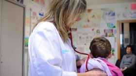 Una pediatra atendiendo a un niño en las urgencias de un ambulatorio / CG