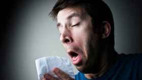 Una foto de archivo de un hombre estornudando sin contenerse