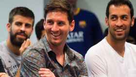 Leo Messi, Busquets y Piqué sonríen en una rueda de prensa del Barça / FCB