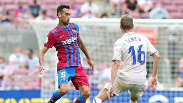 Sergio Busquets, protegiendo el balón contra Jankto, en un partido de la Liga / FCB